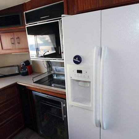 Hotel Yacht Our Alissa Сант Адриа де Бесос Екстериор снимка