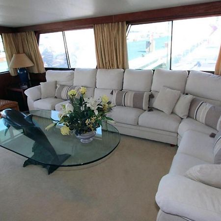 Hotel Yacht Our Alissa Сант Адриа де Бесос Екстериор снимка