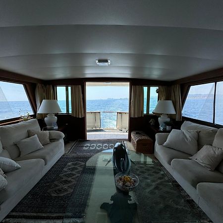 Hotel Yacht Our Alissa Сант Адриа де Бесос Екстериор снимка