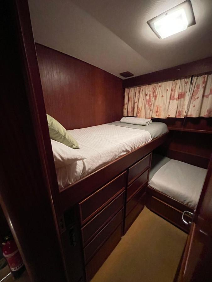 Hotel Yacht Our Alissa Сант Адриа де Бесос Екстериор снимка