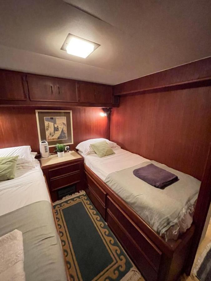 Hotel Yacht Our Alissa Сант Адриа де Бесос Екстериор снимка