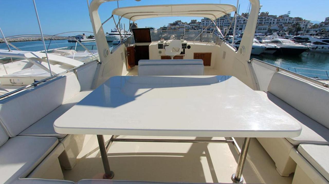 Hotel Yacht Our Alissa Сант Адриа де Бесос Екстериор снимка