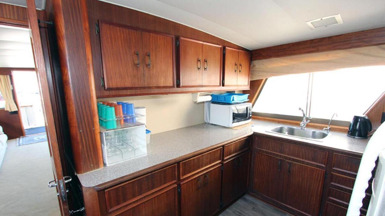 Hotel Yacht Our Alissa Сант Адриа де Бесос Екстериор снимка