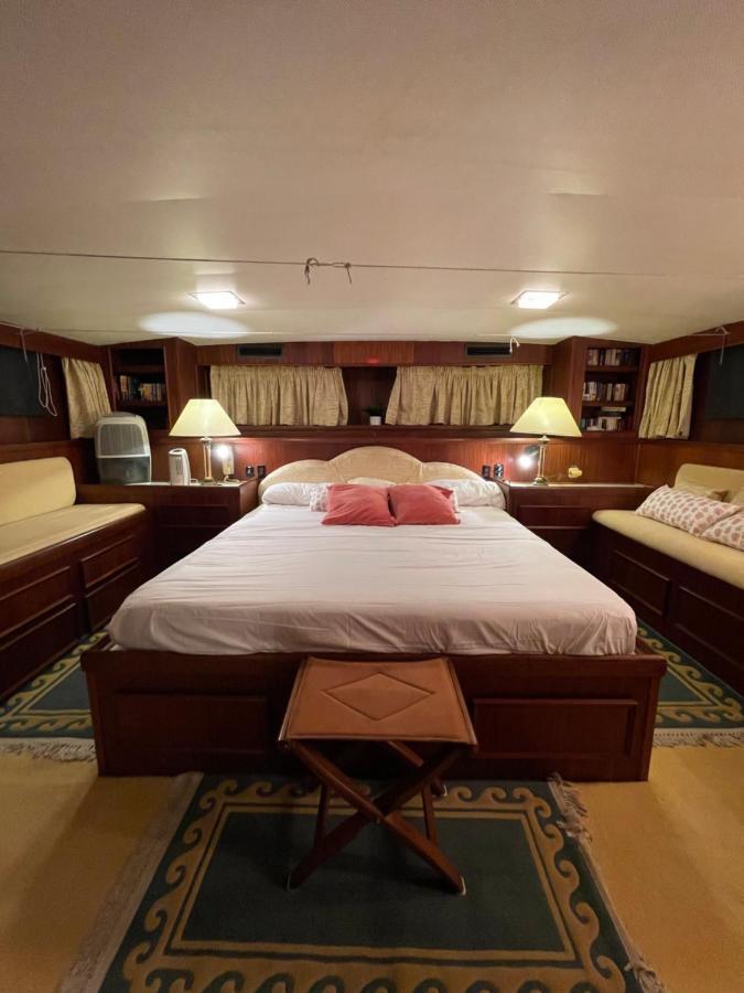 Hotel Yacht Our Alissa Сант Адриа де Бесос Екстериор снимка