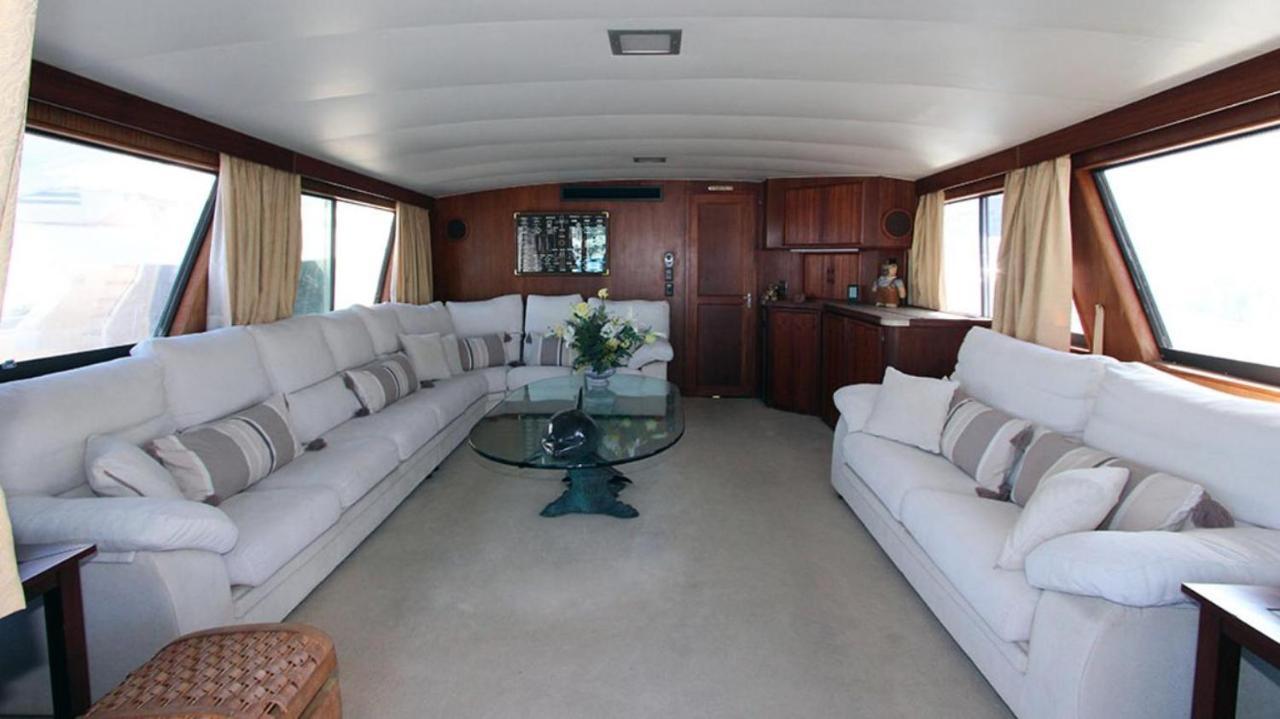 Hotel Yacht Our Alissa Сант Адриа де Бесос Екстериор снимка