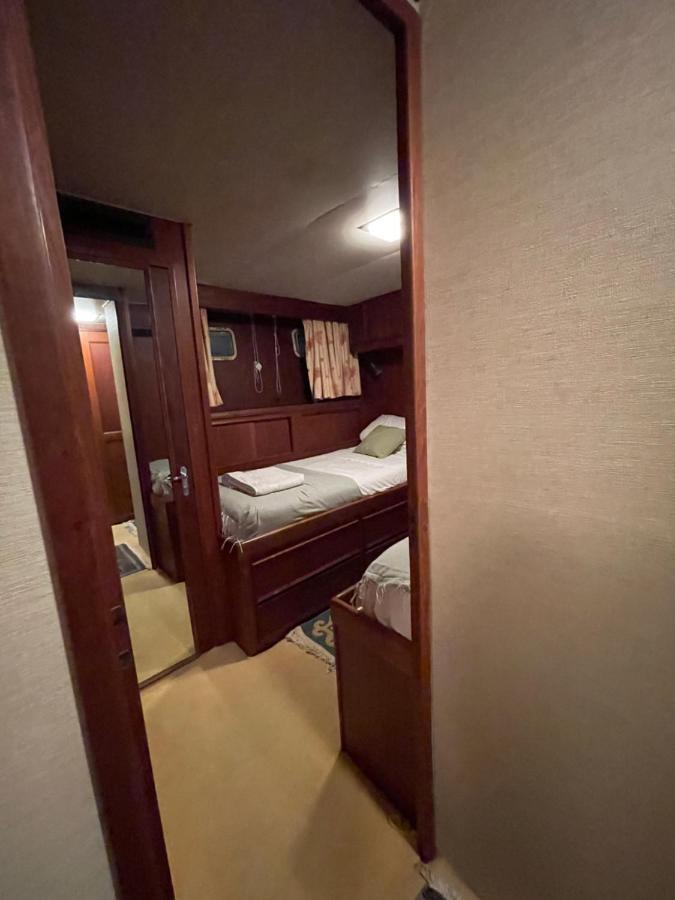 Hotel Yacht Our Alissa Сант Адриа де Бесос Екстериор снимка