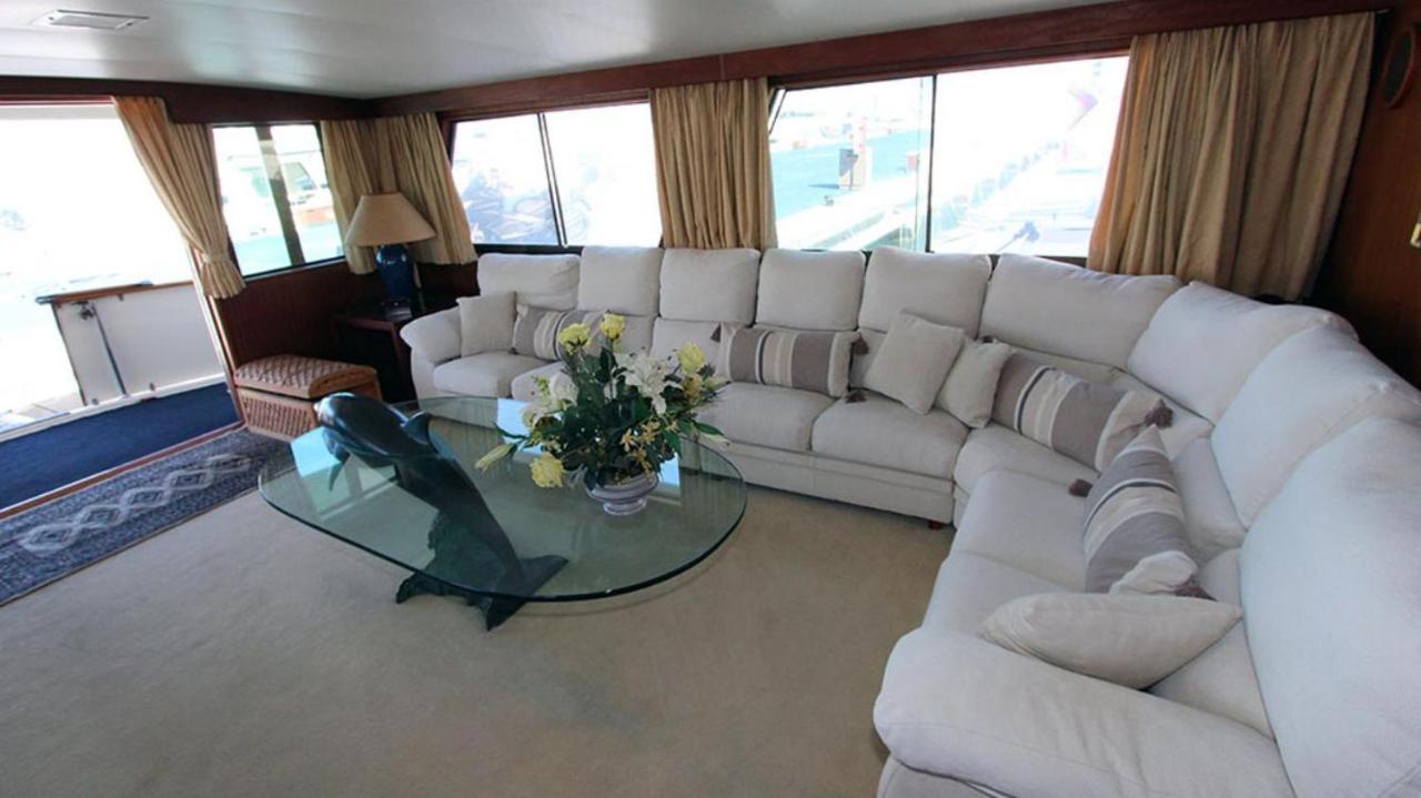 Hotel Yacht Our Alissa Сант Адриа де Бесос Екстериор снимка