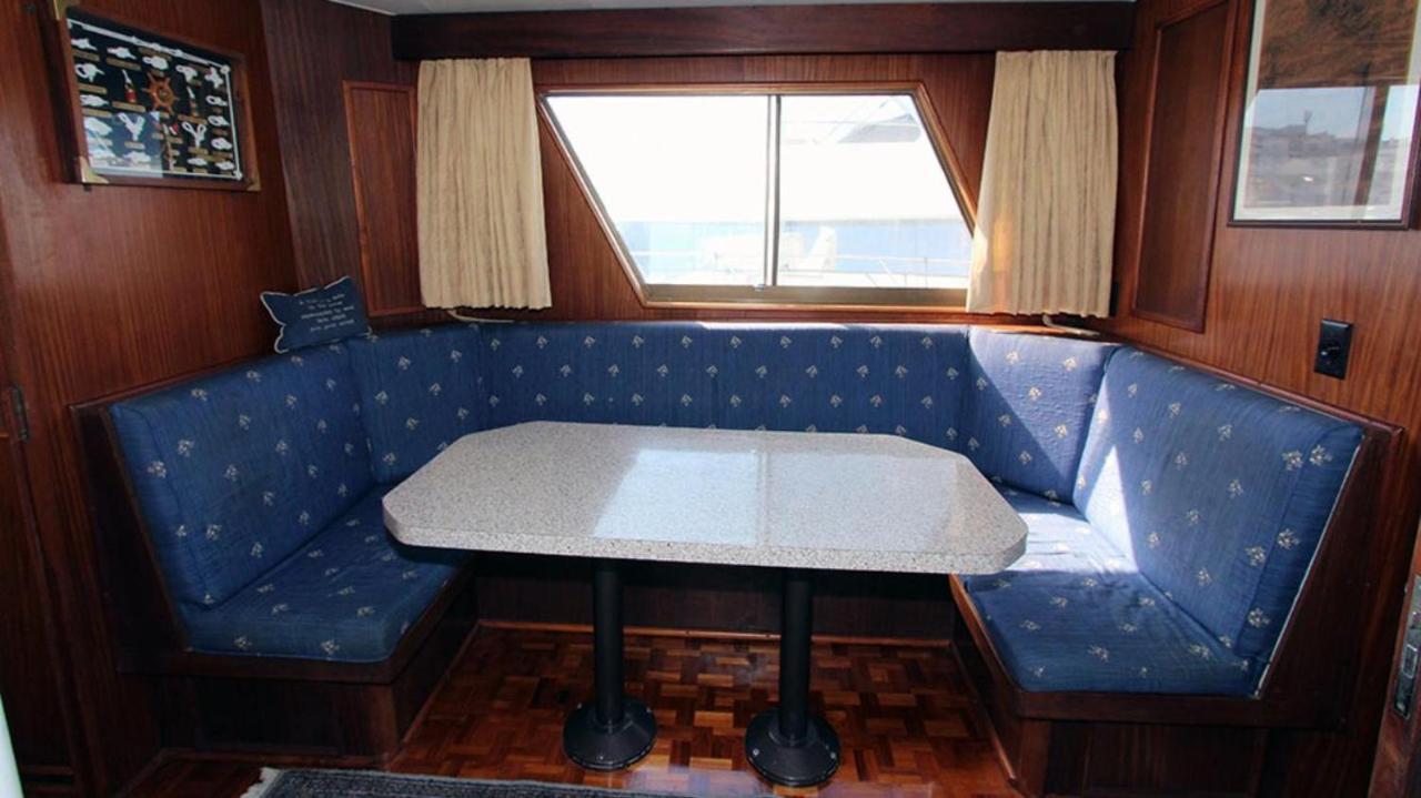 Hotel Yacht Our Alissa Сант Адриа де Бесос Екстериор снимка
