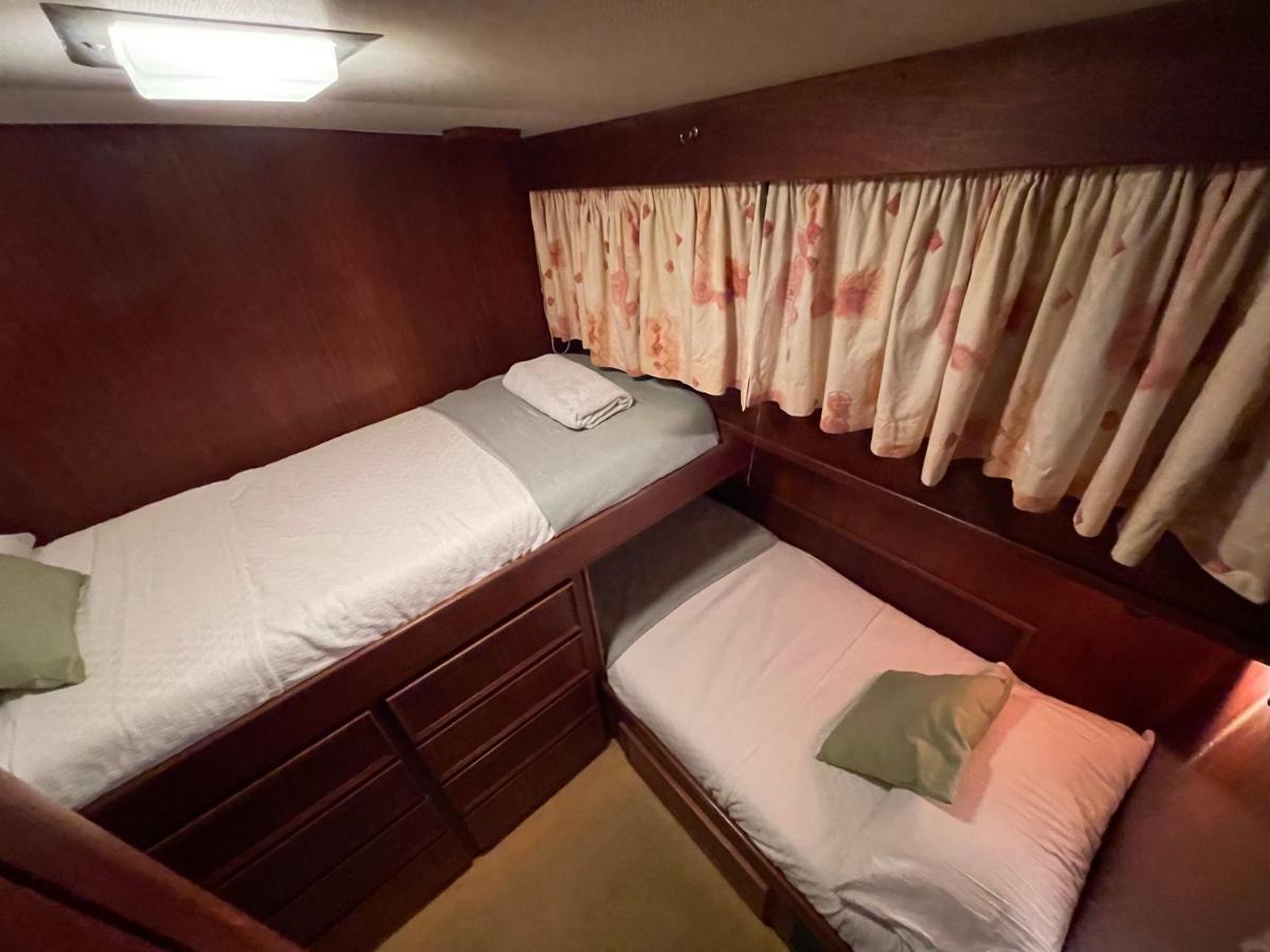 Hotel Yacht Our Alissa Сант Адриа де Бесос Екстериор снимка