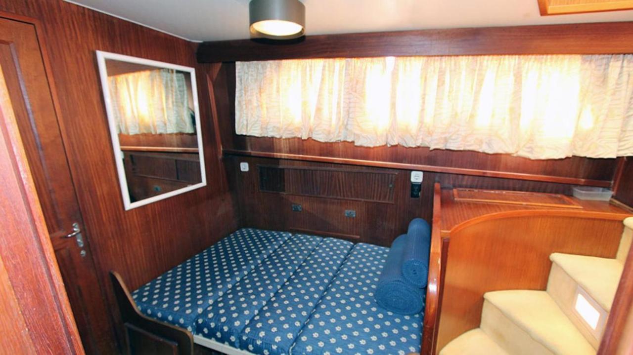 Hotel Yacht Our Alissa Сант Адриа де Бесос Екстериор снимка