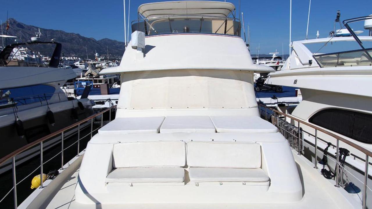 Hotel Yacht Our Alissa Сант Адриа де Бесос Екстериор снимка