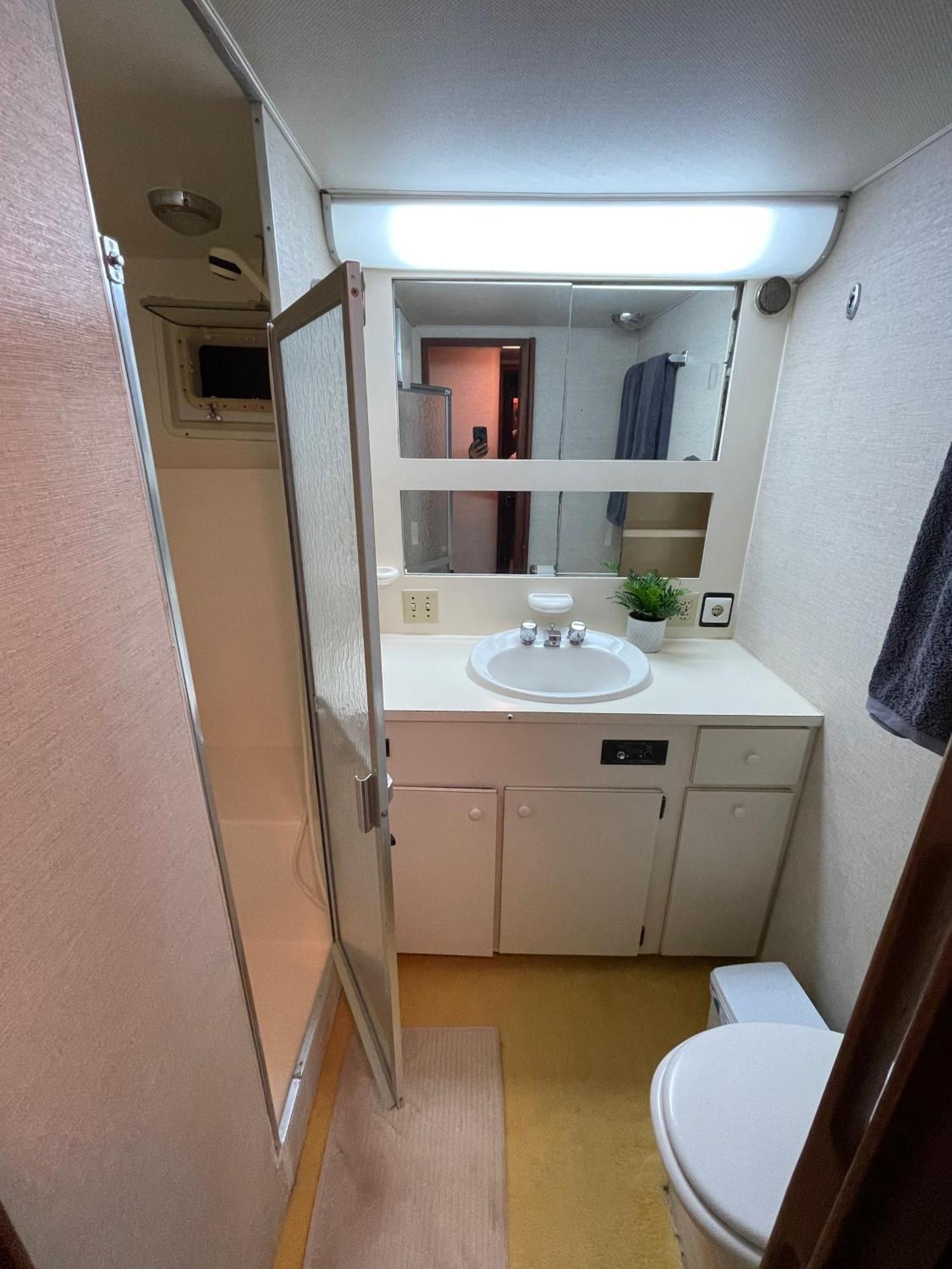 Hotel Yacht Our Alissa Сант Адриа де Бесос Екстериор снимка