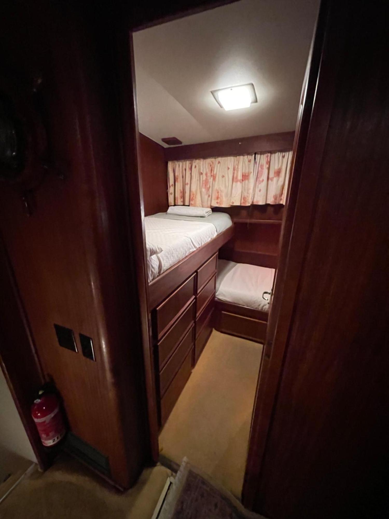 Hotel Yacht Our Alissa Сант Адриа де Бесос Екстериор снимка