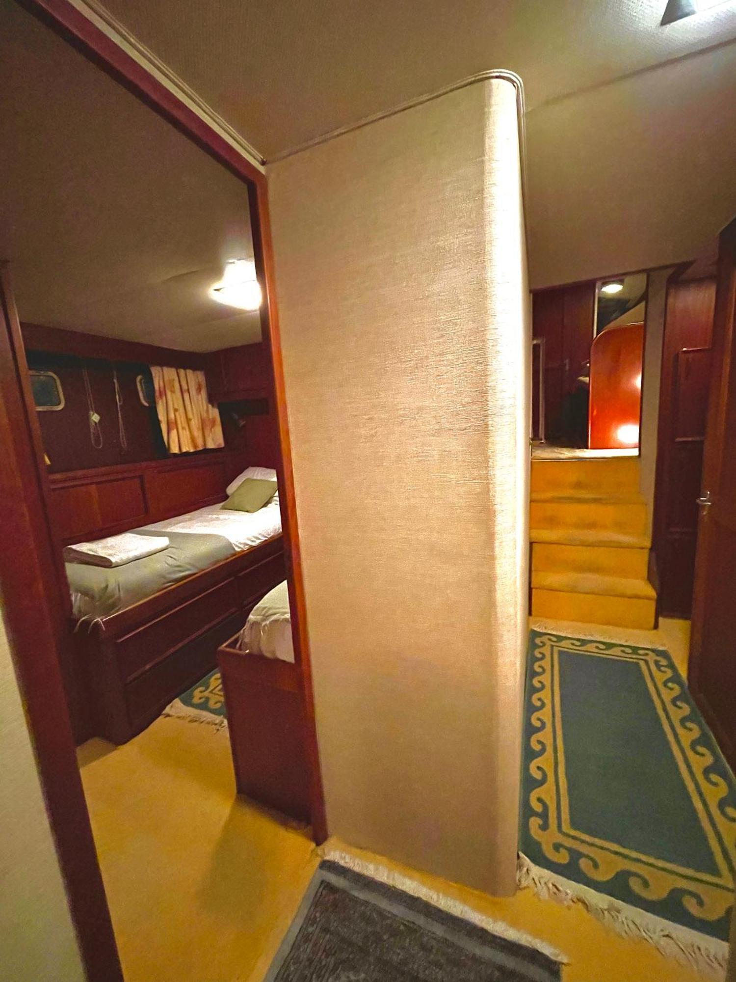 Hotel Yacht Our Alissa Сант Адриа де Бесос Екстериор снимка