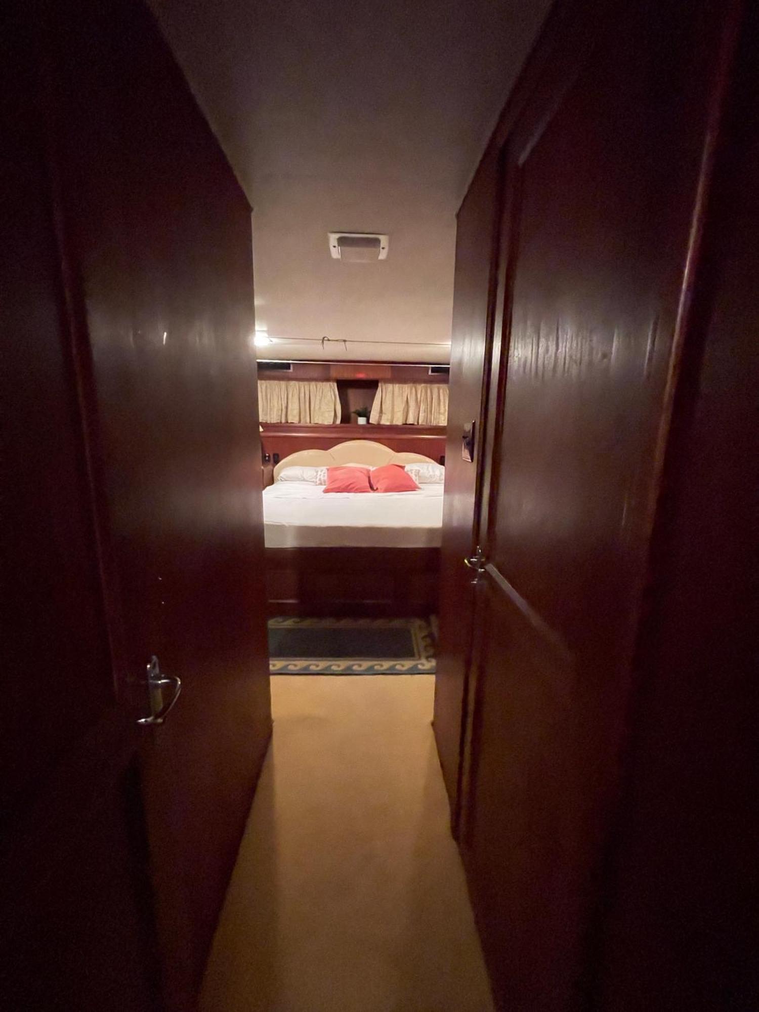Hotel Yacht Our Alissa Сант Адриа де Бесос Екстериор снимка