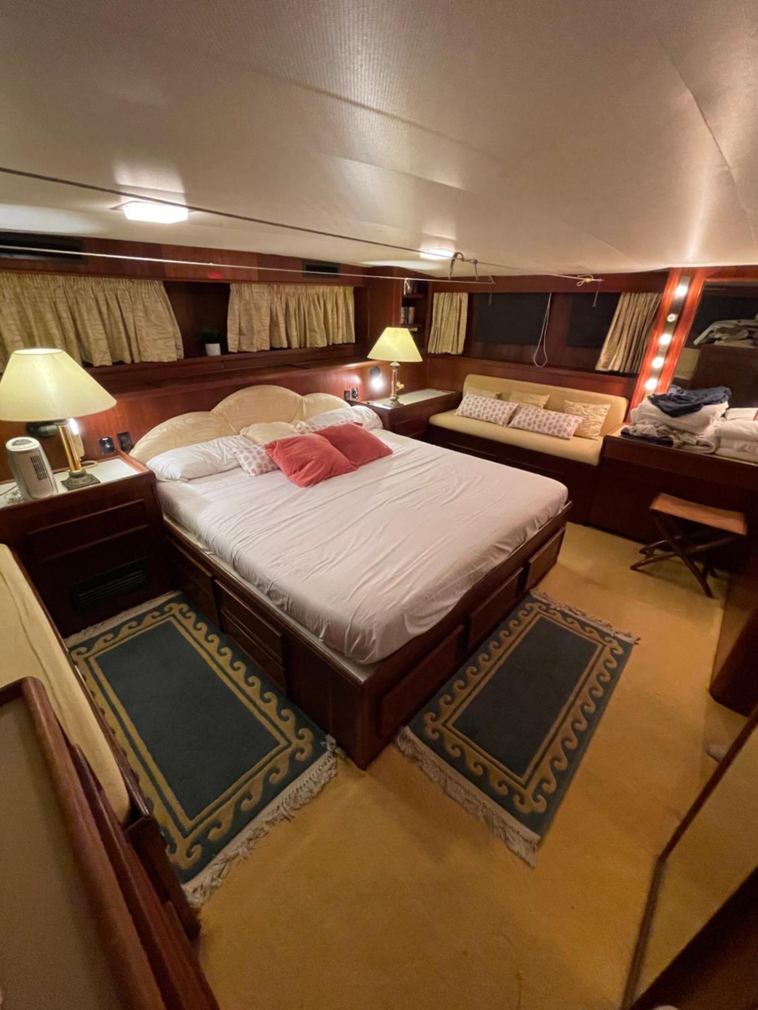 Hotel Yacht Our Alissa Сант Адриа де Бесос Екстериор снимка