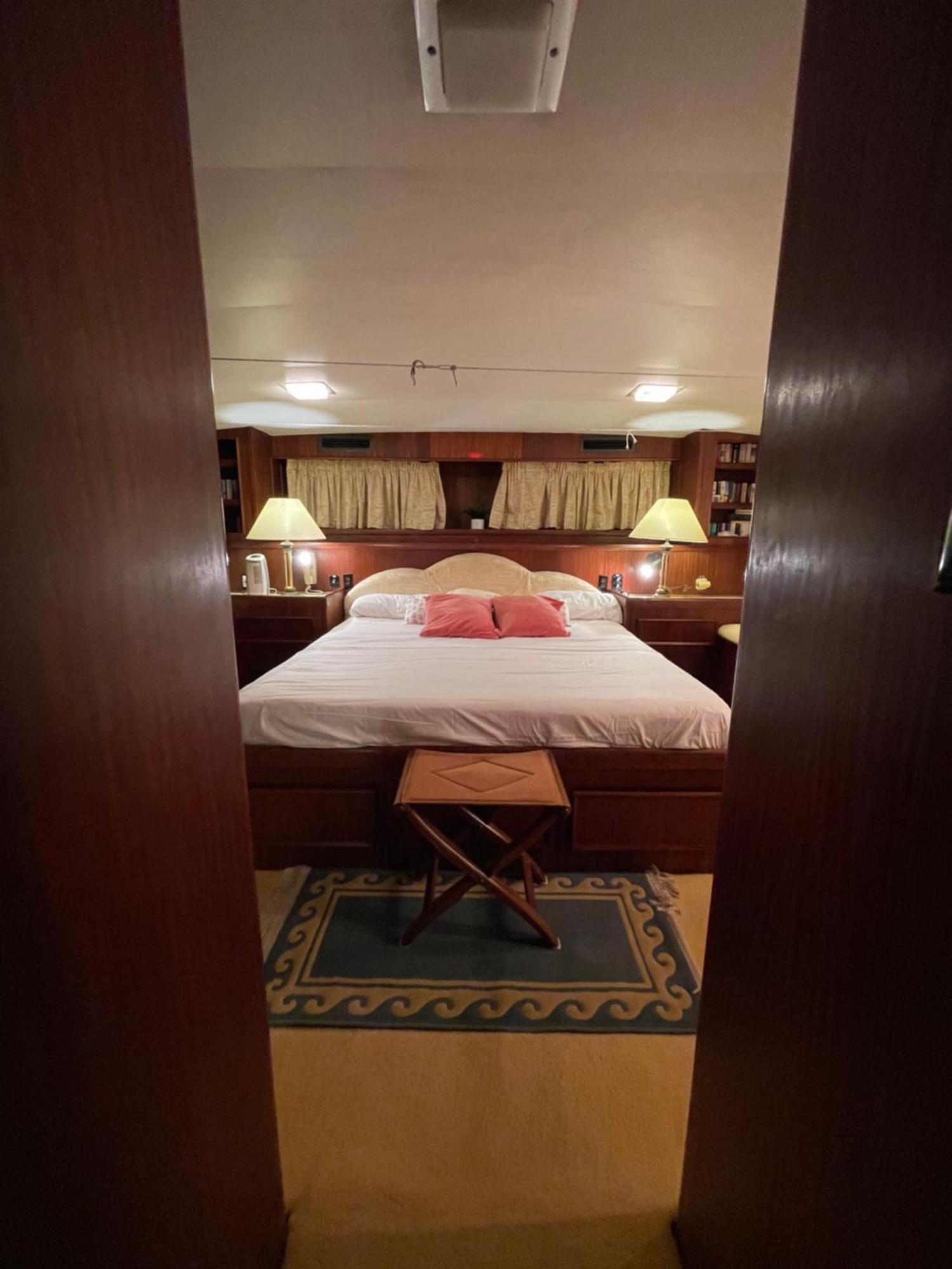 Hotel Yacht Our Alissa Сант Адриа де Бесос Екстериор снимка